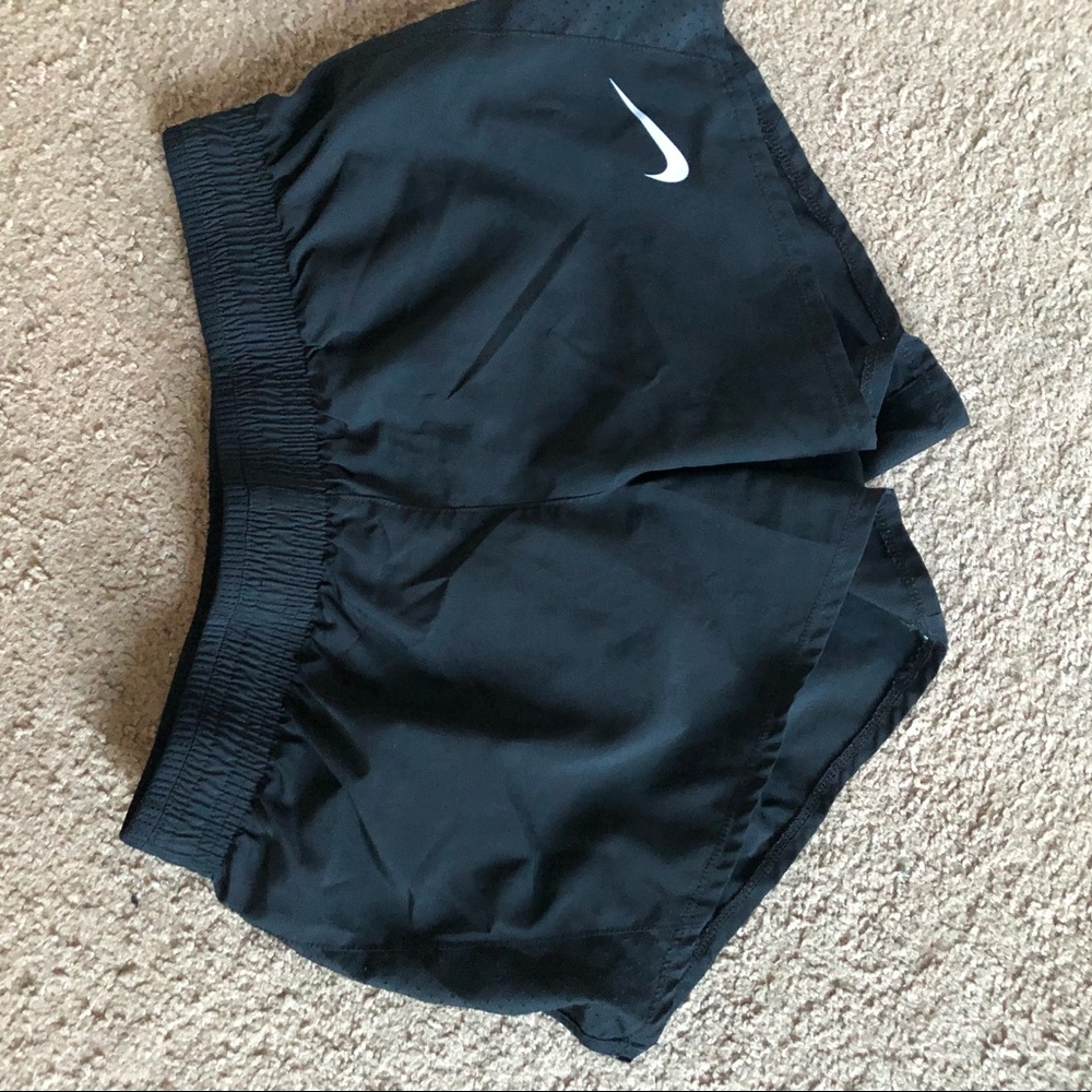 BLACK NIKE SHORTS